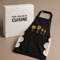tablier-de-cuisine-femme-avec-essuie-mains